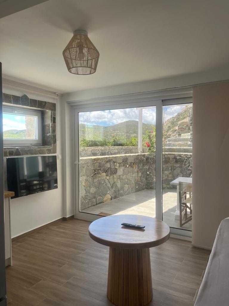 Milesian Suites Adamantas (Milos) Quarto foto